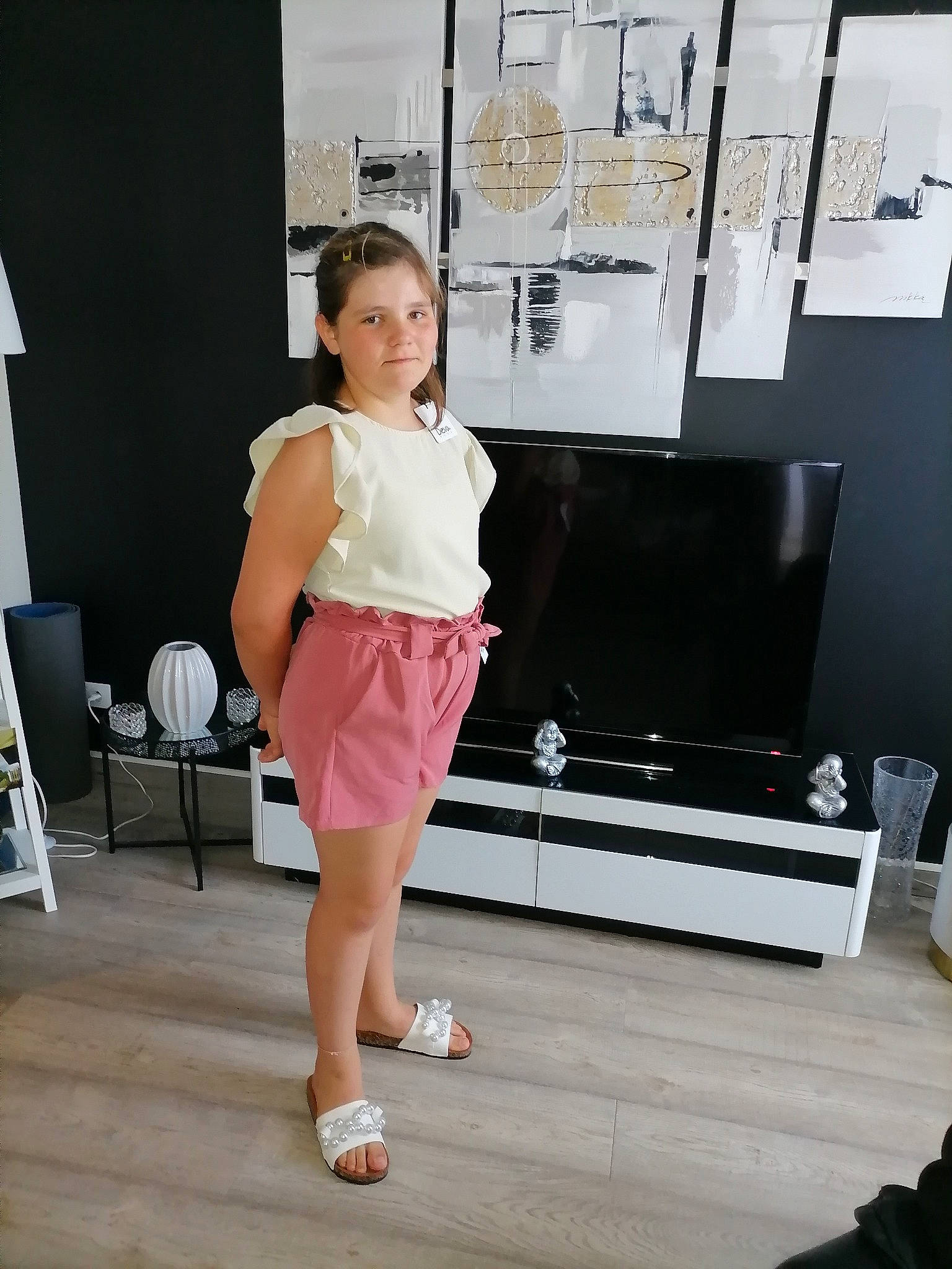 Lina a rejoint le concours — aidez-le/la à gagner de superbes lots ! automotive_design, calf, event, fashion_design, floor, flooring, hardwood, home_appliance, human_leg, joint, knee, leg, person, shoulder, sleeve, sportswear, street_fashion, television_set, thigh, trunk