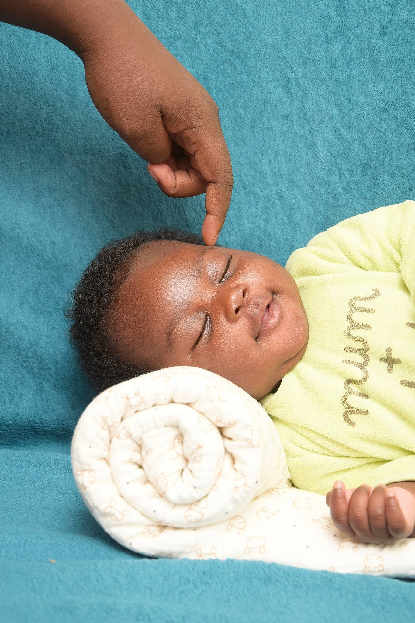 Timéo a rejoint le concours — aidez-le/la à gagner de superbes lots ! baby, baby_sleeping, baby_toddler_clothing, baked_goods, cheek, child, chin, comfort, eye, finger, gesture, hairstyle, happy, linens, nose, person, portrait_photography, skin, smile, thumb