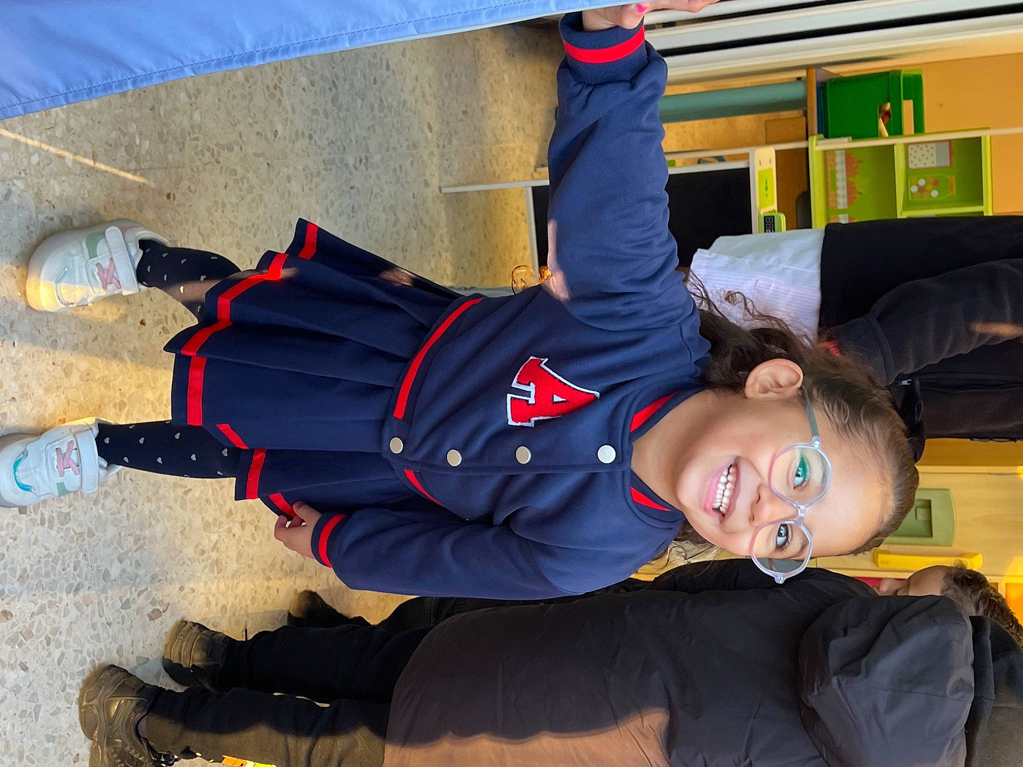 Aseel a rejoint le concours — aidez-le/la à gagner de superbes lots ! comfort, costume, denim, elbow, electric_blue, fun, human_leg, joy, knee, leg, leisure, person, shoe, sitting, sportswear, t_shirt, thigh, travel