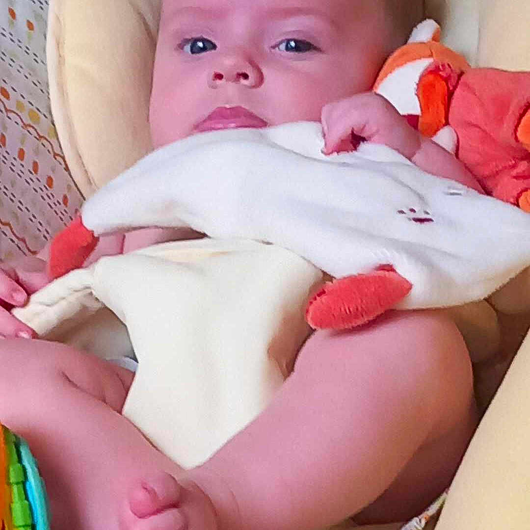 Inaya participe au concours pour gagner de l'argent avec cette photo : baby, bed, bedroom, blanket, bodypart, cushion, face, finger, furniture, hand, head, homedecor, indoors, newborn, person, photography, portrait, quilt, room, sleeping