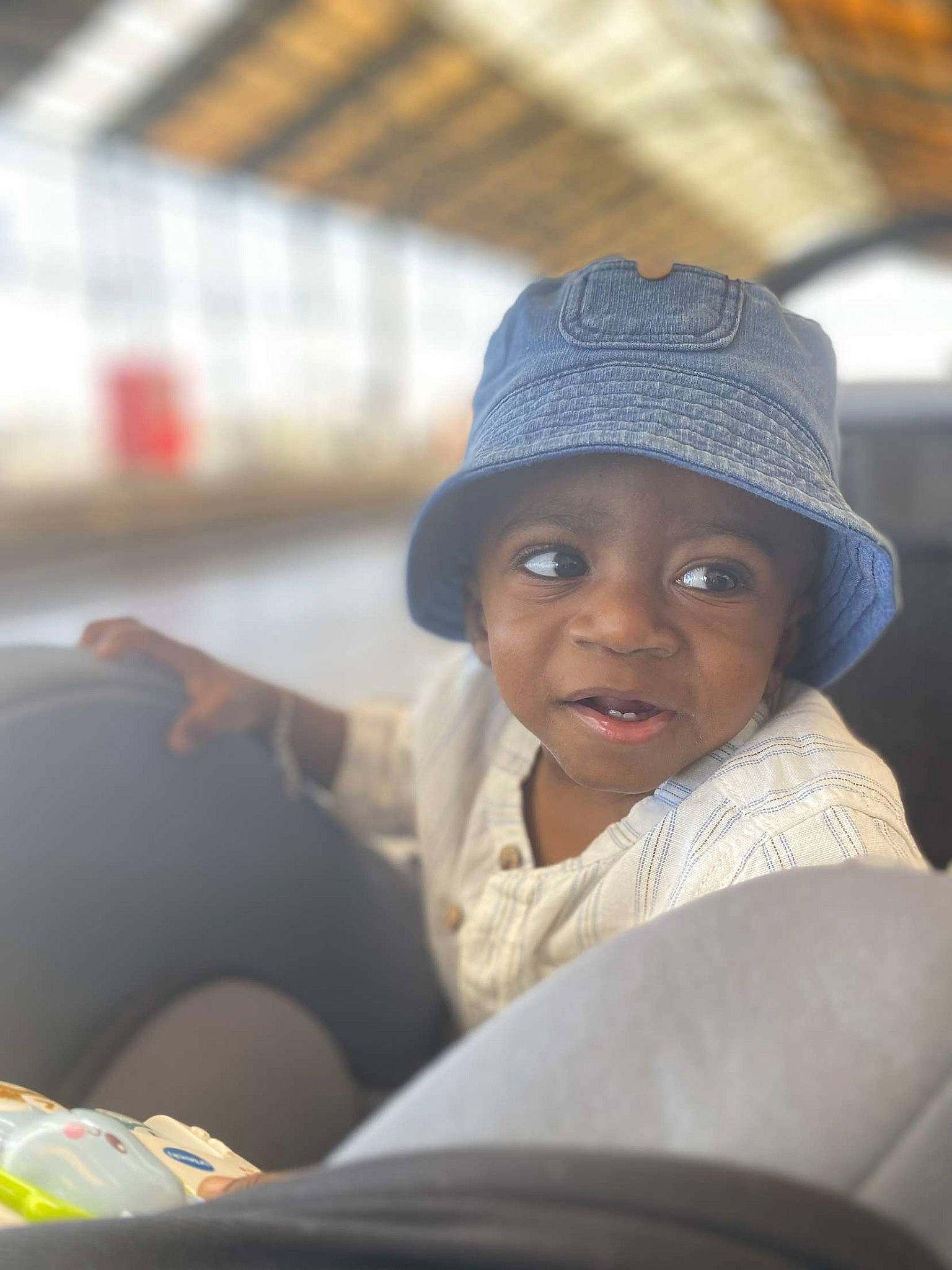 Soan a rejoint le concours — aidez-le/la à gagner de superbes lots ! beanie, cap, child, eye, fashion_accessory, fun, happy, hat, headgear, headwear, landscape, person, portrait_photography, recreation, road, sitting, street, toddler, travel, tree