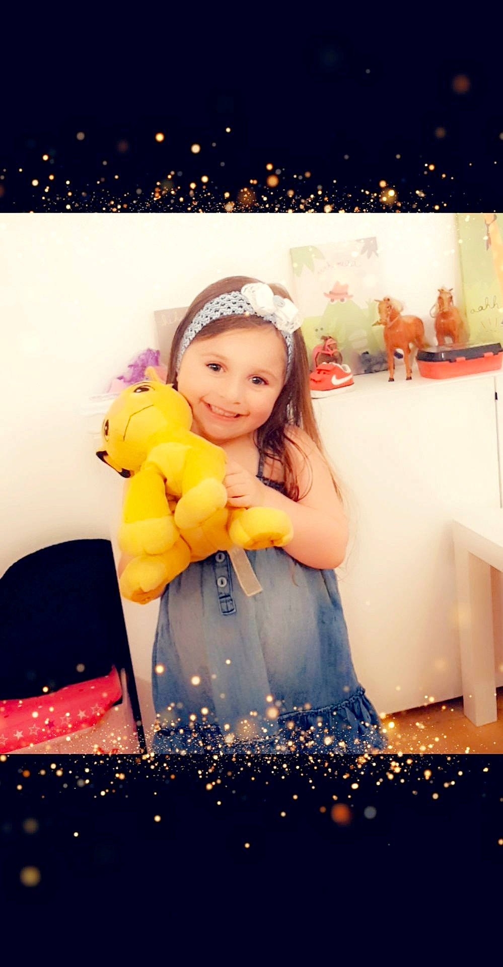 Lyla a rejoint le concours — aidez-le/la à gagner de superbes lots ! beauty, child, child_model, fun, happy, joy, person, photography, pink, skin, smile, snapshot, teddy_bear, toddler, yellow