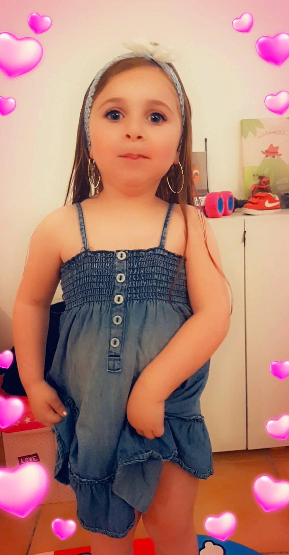 Lyla a rejoint le concours — aidez-le/la à gagner de superbes lots ! cheek, child, child_model, clothing, denim, jeans, long_hair, person, pink, toddler