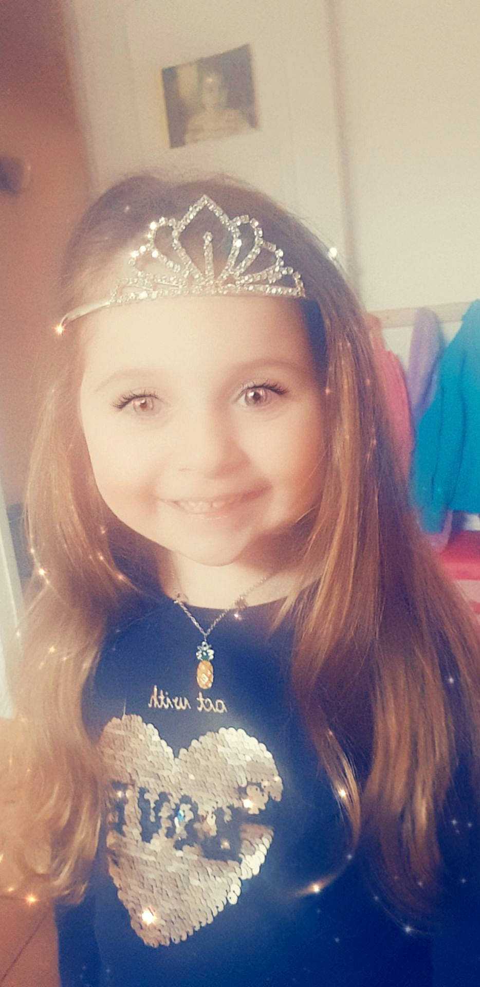 Lyla a rejoint le concours — aidez-le/la à gagner de superbes lots ! beauty, blond, crown, eye, eyebrow, face, fashion_accessory, forehead, hair, hair_accessory, hairstyle, head, headband, headgear, headpiece, joy, lip, long_hair, nose, person