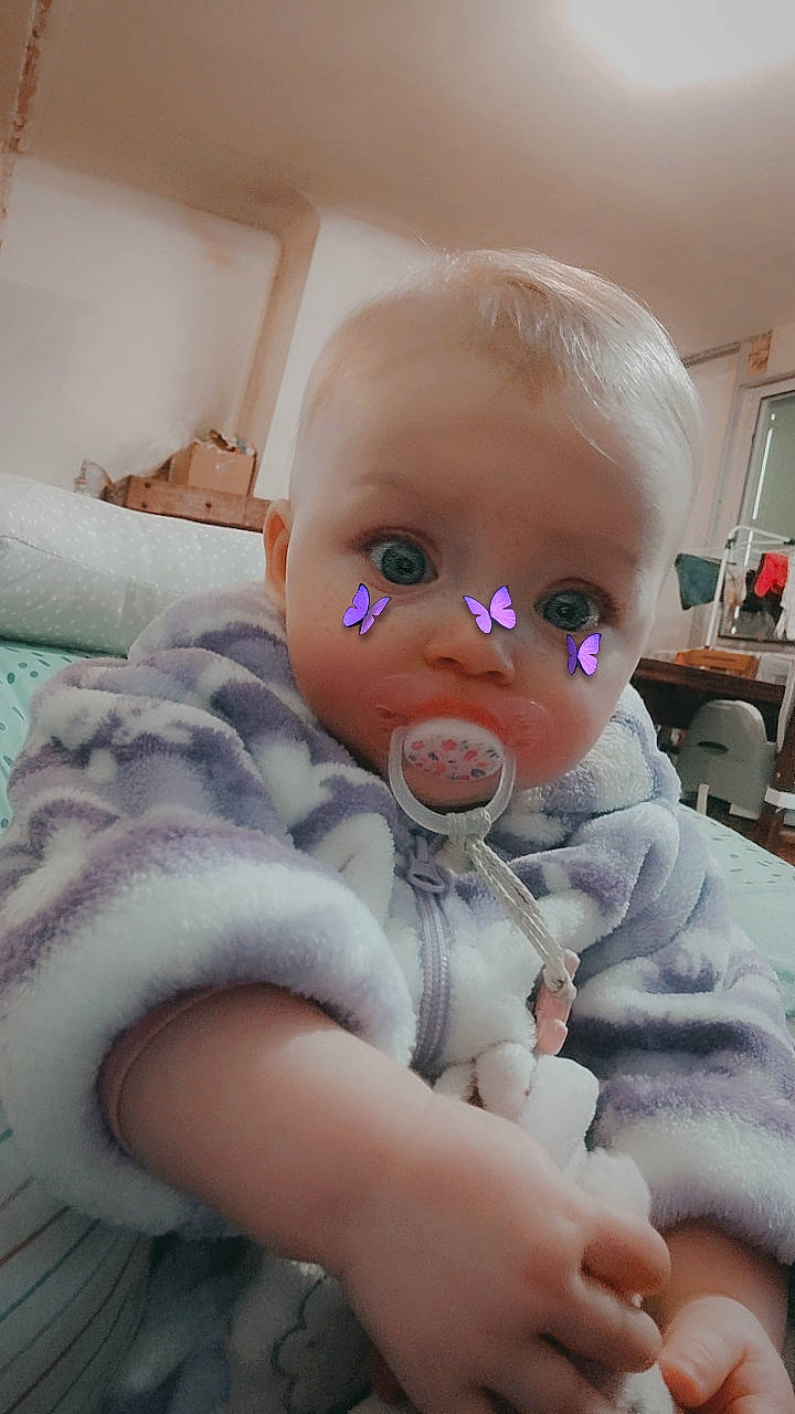 Evie participe au concours pour gagner de l'argent avec cette photo : baby, baby_products, baby_safety, baby_sleeping, baby_toddler_clothing, bedding, chair, cheek, child, comfort, eyelash, linens, nose, person, room, sitting, skin, thumb, toddler, toy