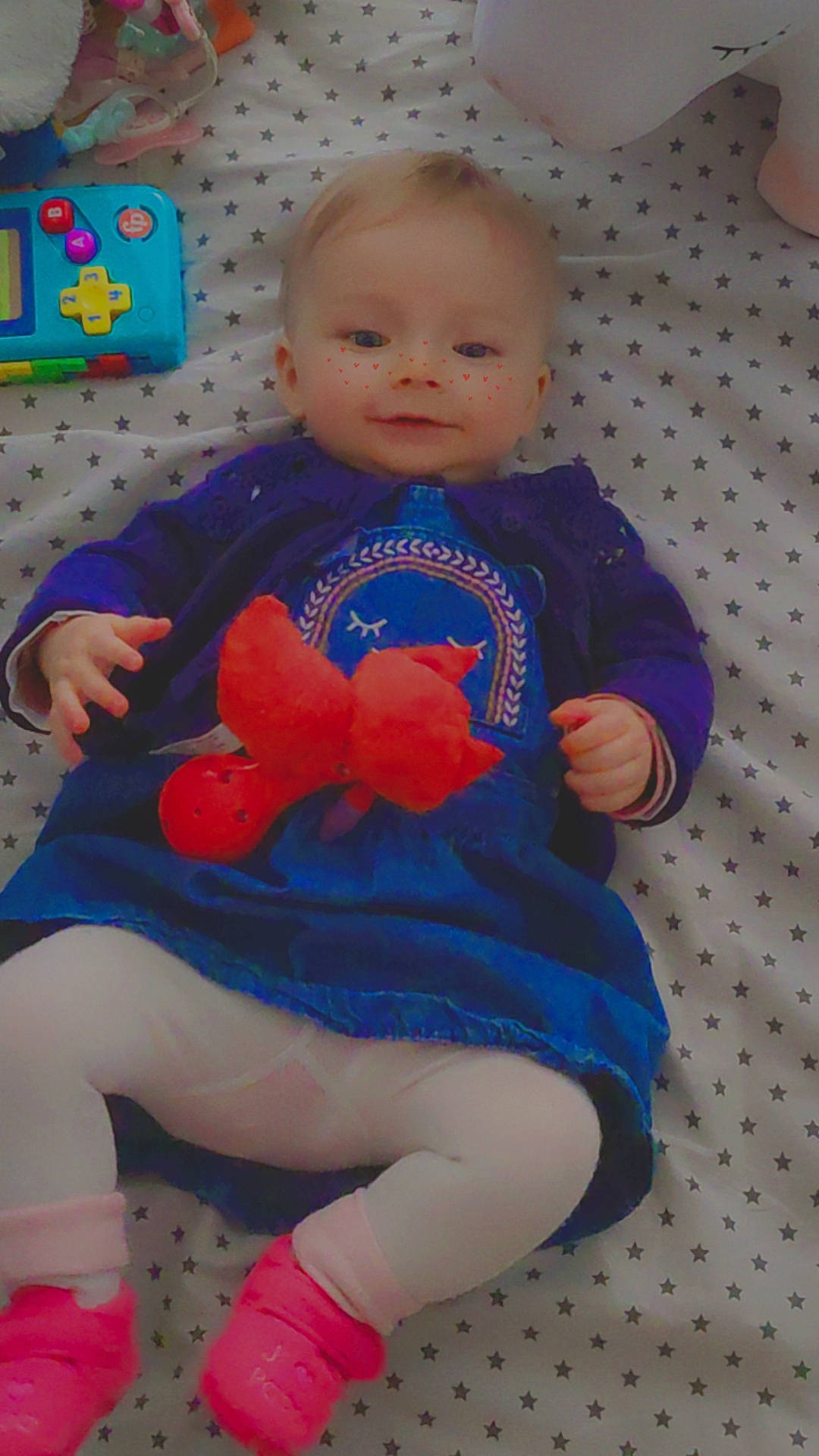 Evie a rejoint le concours — aidez-le/la à gagner de superbes lots ! azure, baby, baby_toddler_clothing, blue, cheek, child, face, finger, hand, happy, leg, organ, person, pink, skin, sleeve, smile, standing, t_shirt, thigh