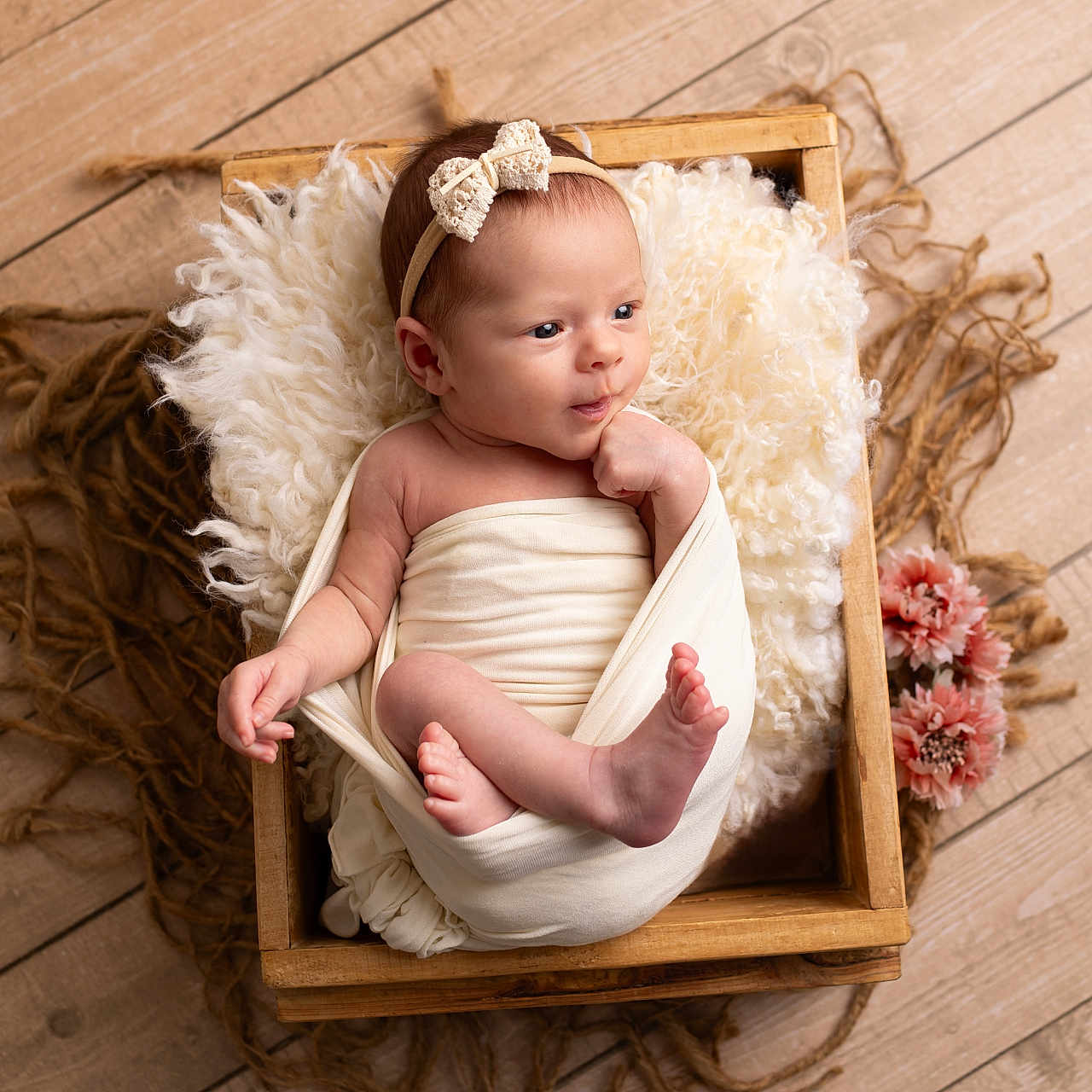 Léa participe au concours pour gagner de l'argent avec cette photo : baby, basket, blonde, bodypart, box, clothing, dress, face, finger, furniture, hair, hand, hardwood, head, newborn, person, photography, portrait, sitting, wood