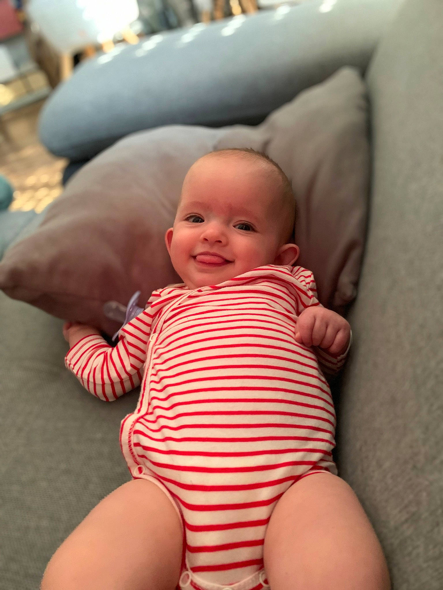 Ana a rejoint le concours — aidez-le/la à gagner de superbes lots ! baby, baby_toddler_clothing, cheek, chin, comfort, eye, face, finger, human_body, iris, joint, joy, lip, mouth, neck, nose, person, skin, sleeve, smile