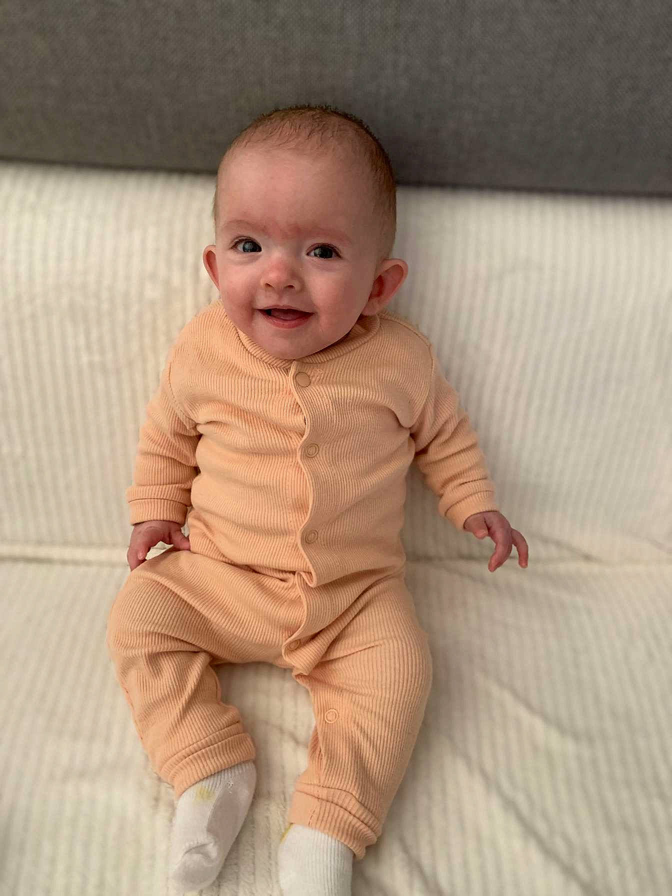 Ana a rejoint le concours — aidez-le/la à gagner de superbes lots ! baby, baby_toddler_clothing, cheek, child, comfort, eye, floor, flooring, happy, joy, knee, linens, lip, nose, pattern, person, sitting, skin, sleeve, smile