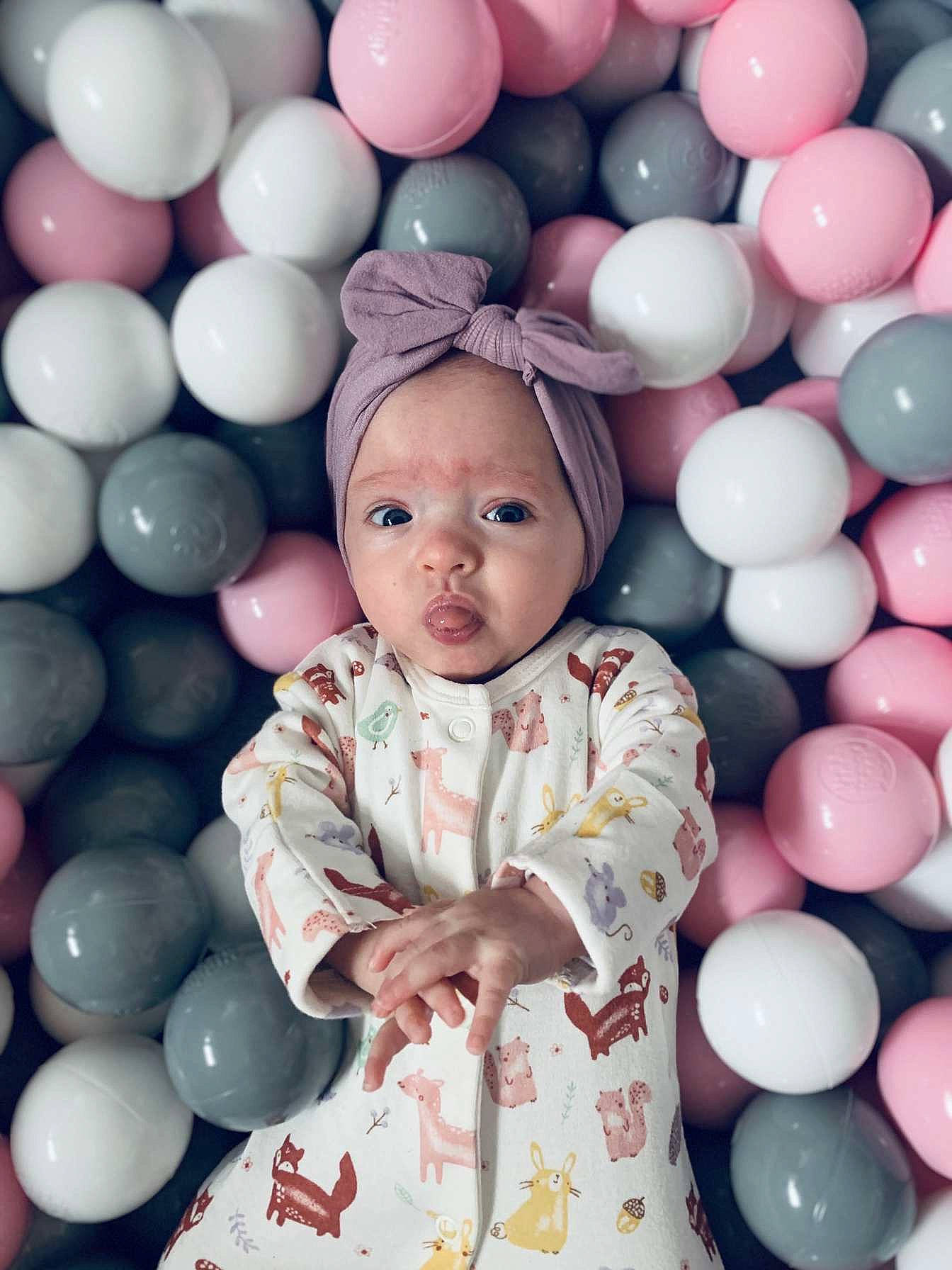 Ana participe au concours pour gagner de l'argent avec cette photo : baby, baby_toddler_clothing, balloon, beauty, cheek, child, facial_expression, fun, happy, headwear, organ, party_supply, people, person, photograph, pink, product, sleeve, snapshot, textile