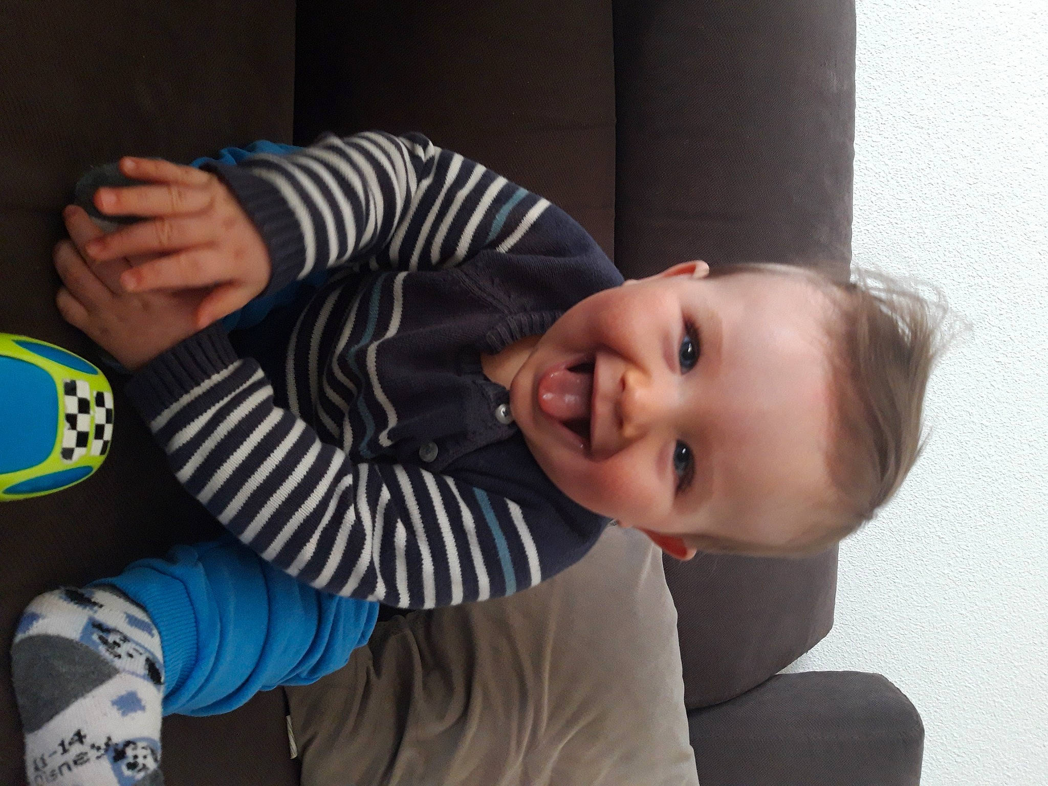 Hugo a rejoint le concours — aidez-le/la à gagner de superbes lots ! arm, baby, ball, child, comfort, elbow, electric_blue, fun, happy, human_body, joint, knee, person, sitting, sleeve, smile, sportswear, t_shirt, toddler, tree