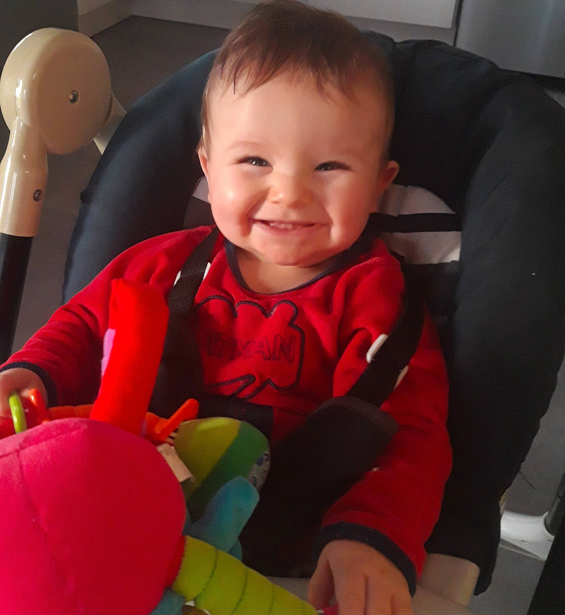 Hugo participe au concours pour gagner de l'argent avec cette photo : arm, baby, baby_playing_with_toys, baby_toddler_clothing, cheek, comfort, eye, face, finger, happy, head, human_body, iris, joy, mouth, nose, person, product, skin, smile