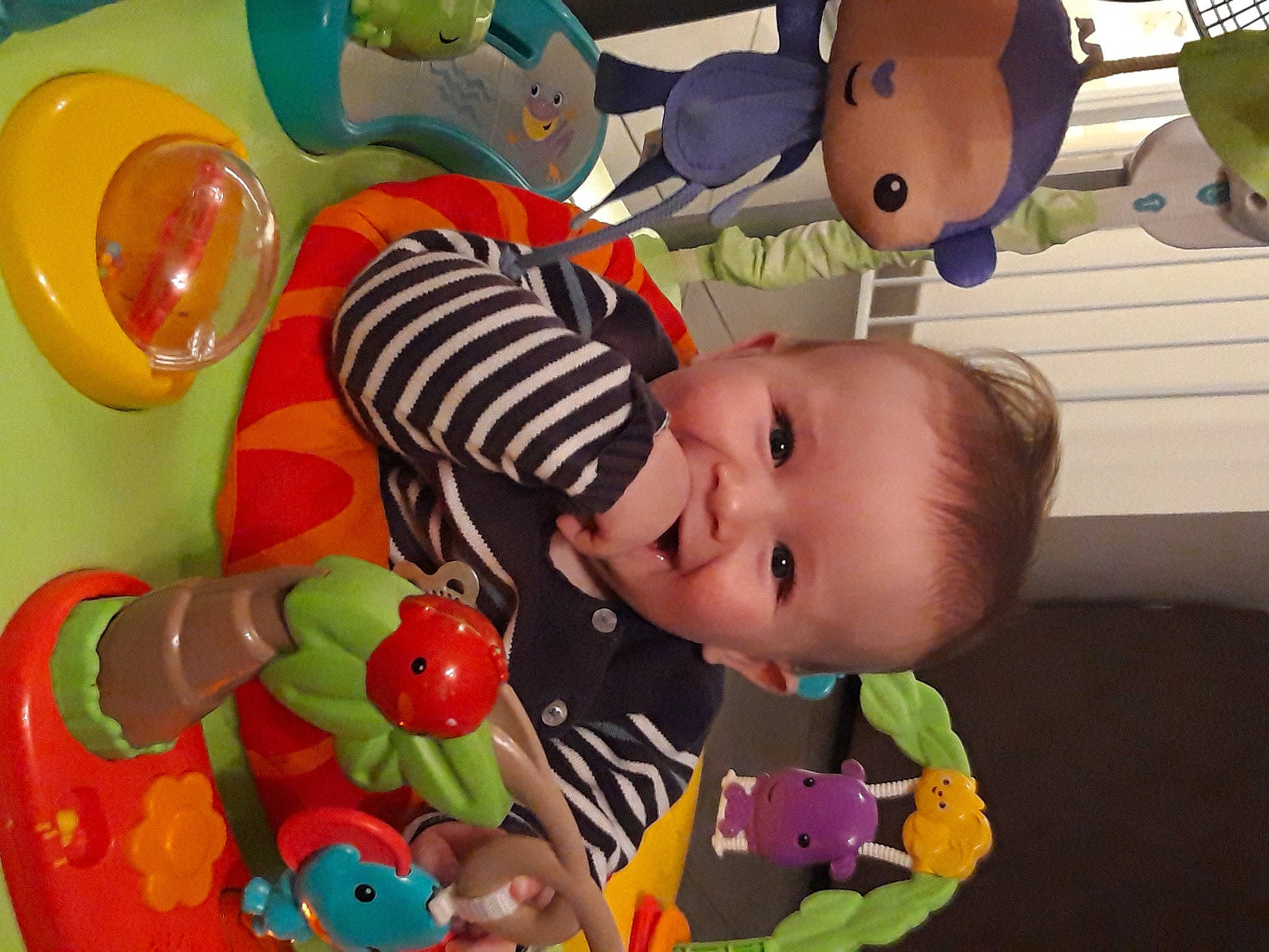 Hugo a rejoint le concours — aidez-le/la à gagner de superbes lots ! baby, baby_products, baby_toddler_clothing, baby_toys, cheek, child, cup, fun, happy, joy, organ, person, plate, play, product, room, smile, tableware, textile, toddler