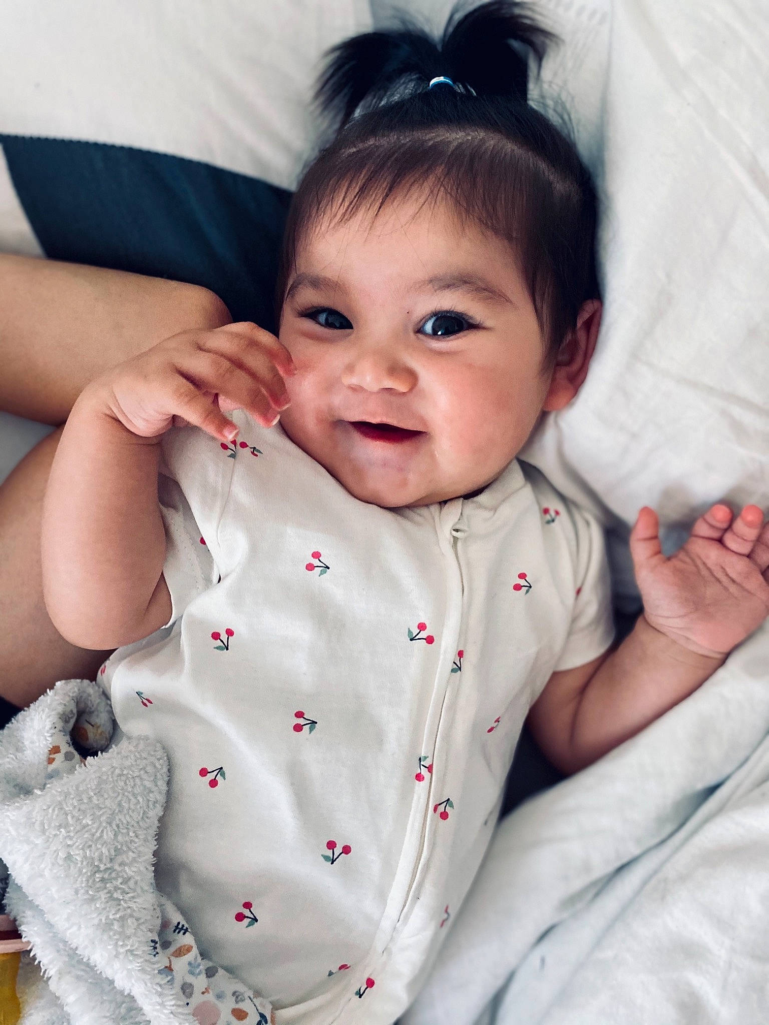 Thalya a rejoint le concours — aidez-le/la à gagner de superbes lots ! baby_toddler_clothing, cheek, chin, collar, dress, face, finger, gesture, happy, head, iris, lip, neck, nose, person, pink, product, skin, sleeve, smile