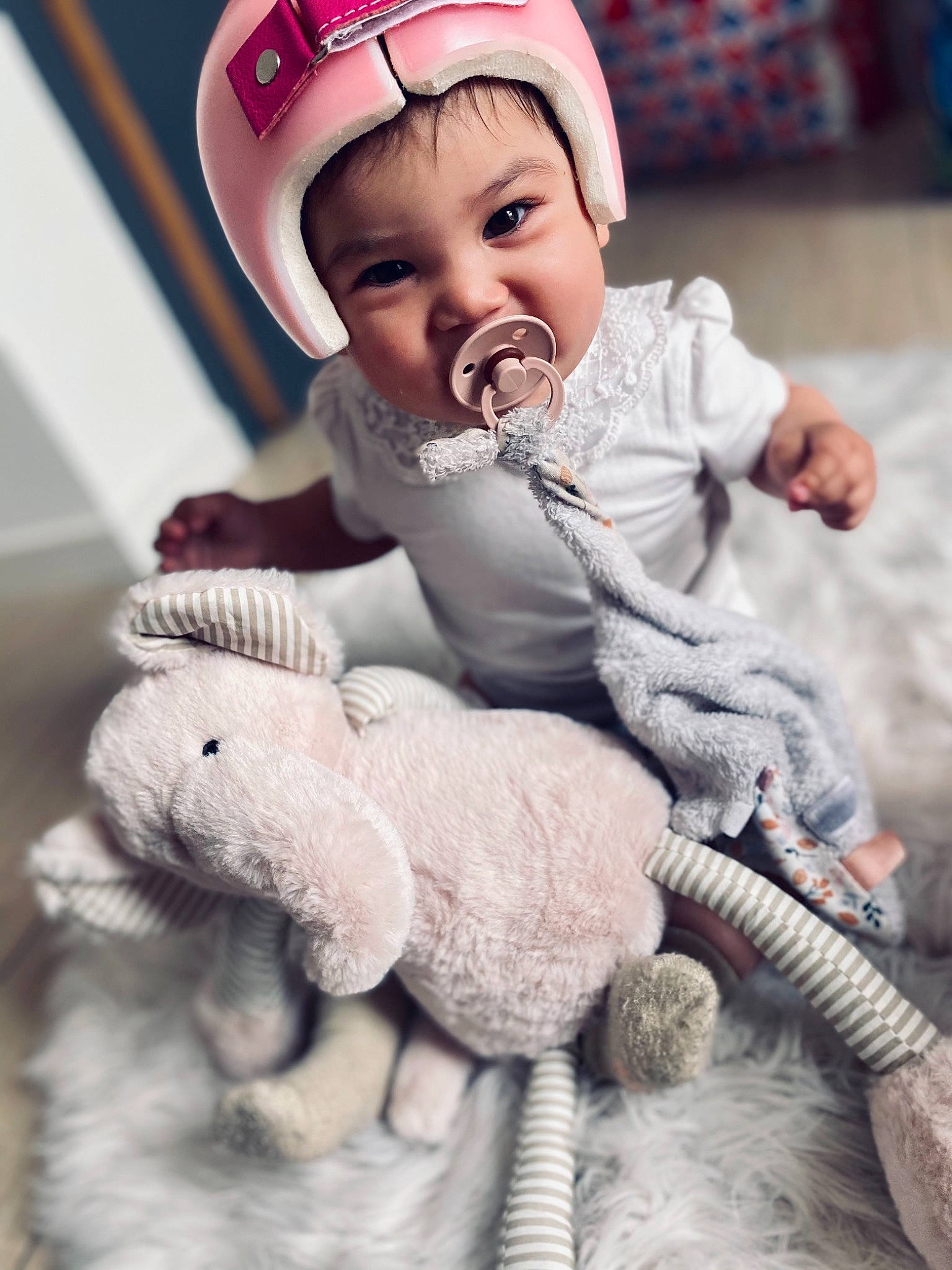 Thalya participe au concours pour gagner de l'argent avec cette photo : baby, baby_toddler_clothing, cap, cheek, finger, hand, happy, headgear, knit_cap, mammal, organ, pattern, person, pink, skin, sleeve, snapshot, toddler, toy, white