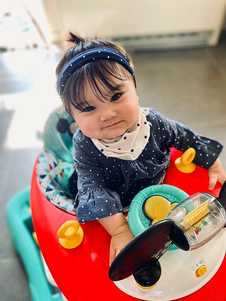 Thalya a rejoint le concours — aidez-le/la à gagner de superbes lots ! baby, baby_playing_with_toys, baby_products, baby_toddler_clothing, baby_toys, child, event, fun, happy, leisure, person, plastic, play, recreation, riding_toy, sitting, toddler, toy, toy_vehicle, wheel