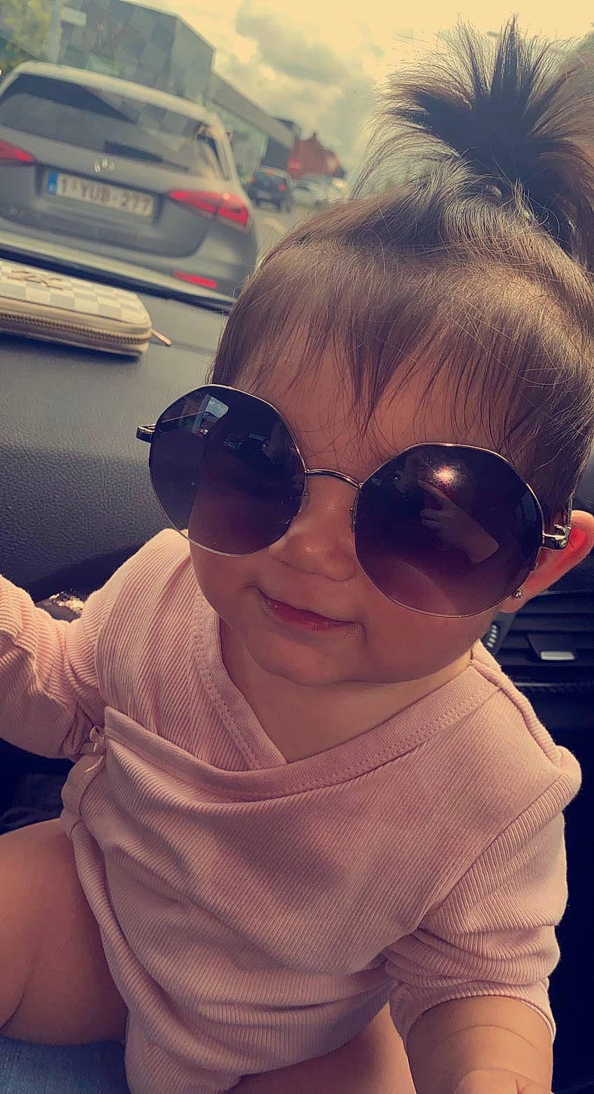 Thalya participe au concours pour gagner de l'argent avec cette photo : chin, cool, eye_glass_accessory, eyewear, facial_expression, fun, glasses, goggles, hairstyle, happy, head, lip, mammal, mouth, nose, person, personal_protective_equipment, sleeve, smile, sunglasses