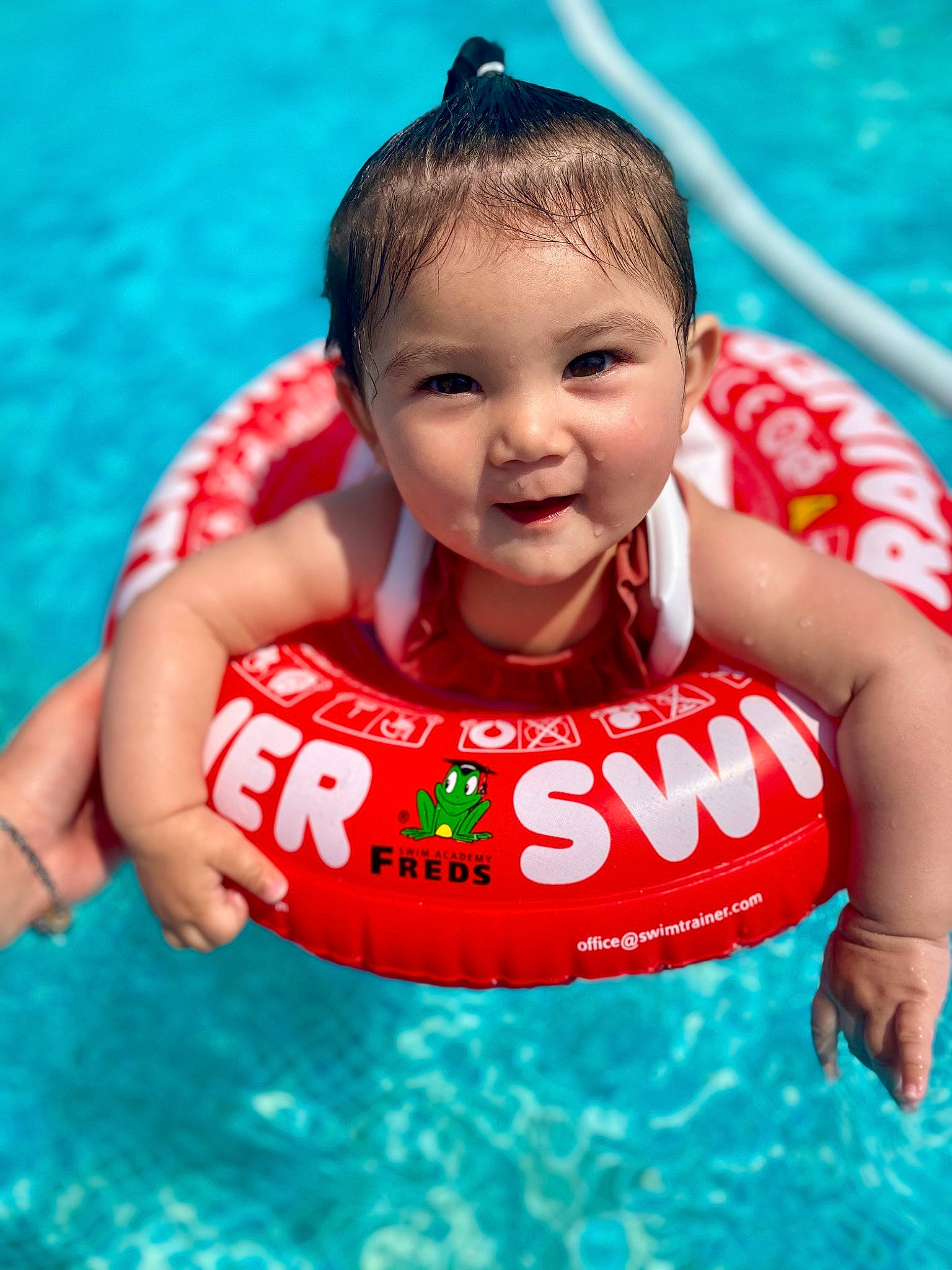Thalya participe au concours pour gagner de l'argent avec cette photo : aqua, baby, baby_float, baby_products, bathing, blue, child, fun, happy, human_body, leisure, outdoor_recreation, person, personal_protective_equipment, product, recreation, smile, swimmer, swimming_pool, toddler