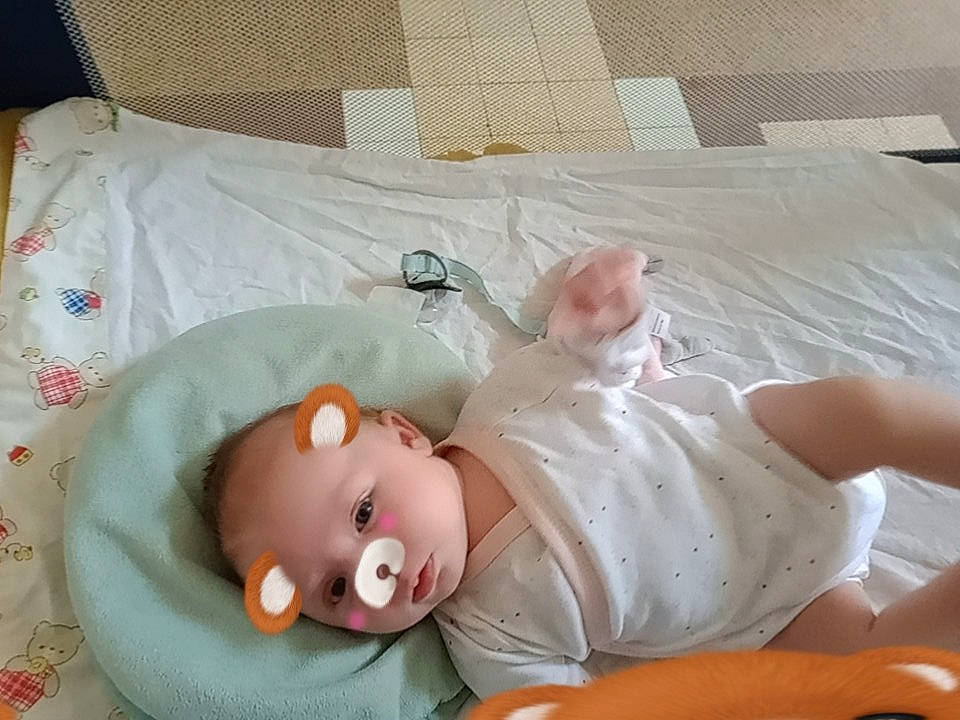 Lily-rose participe au concours pour gagner de l'argent avec cette photo : baby, baby_products, baby_safety, baby_toddler_clothing, baby_toys, bathing, chest, child, comfort, grass, linens, person, room, toddler, toy