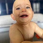 Ethan a rejoint le concours — aidez-le/la à gagner de superbes lots ! baby, smile, face, child, skin, water, bathroom, happy, teeth, closeup, head, expression, human, cute, joy, young, infant, portrait, eyes, arm