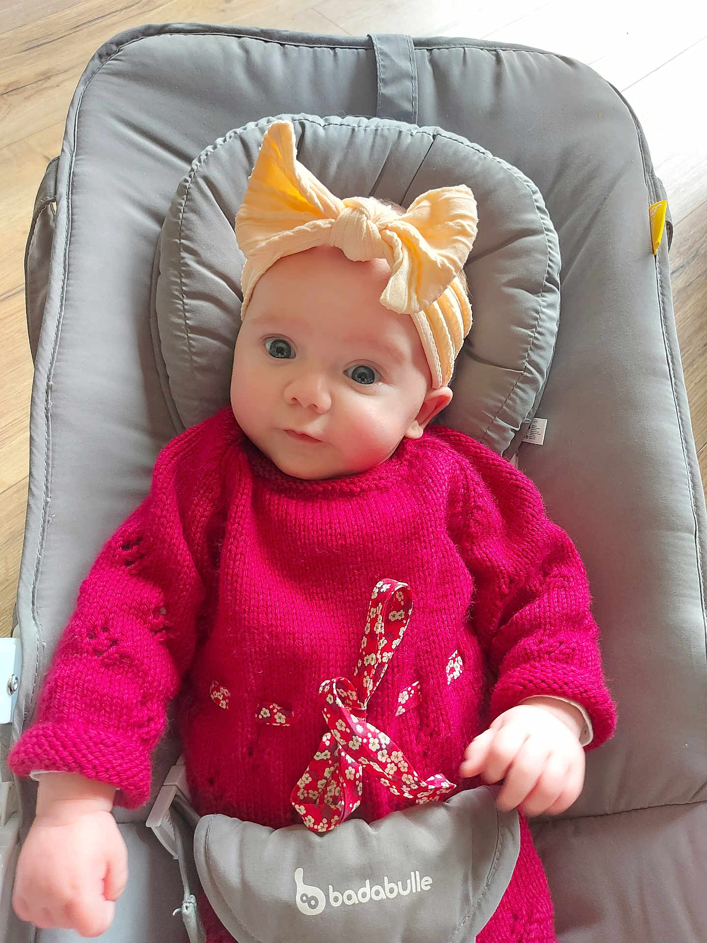 Norah a rejoint le concours — aidez-le/la à gagner de superbes lots ! baby, bodypart, bonnet, cap, clothing, cushion, face, finger, furniture, hand, hat, head, homedecor, hoodie, knitwear, person, photography, portrait, sweater, sweatshirt