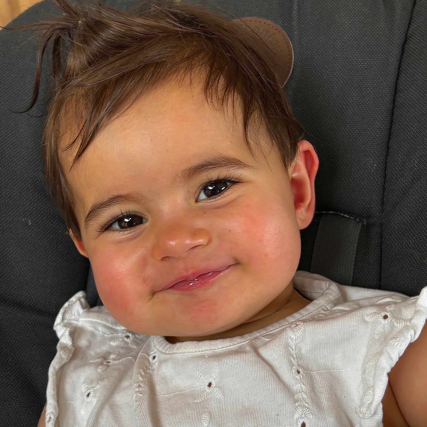 Haïlie Jeanne a rejoint le concours — aidez-le/la à gagner de superbes lots ! baby, chair, child, cushion, cute, embroidery, expression, face, hair, happy, head, indoor, person, portrait, seat, skin, smile, toddler, white_dress, young_child