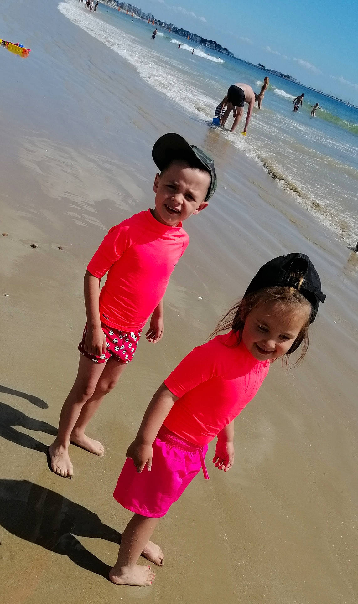 Chloé participe au concours pour gagner de l'argent avec cette photo : beach, beauty, body_of_water, friendship, fun, gesture, happy, joy, leisure, morning, people_in_nature, people_on_beach, person, photograph, pink, recreation, sand, shorts, sky, summer