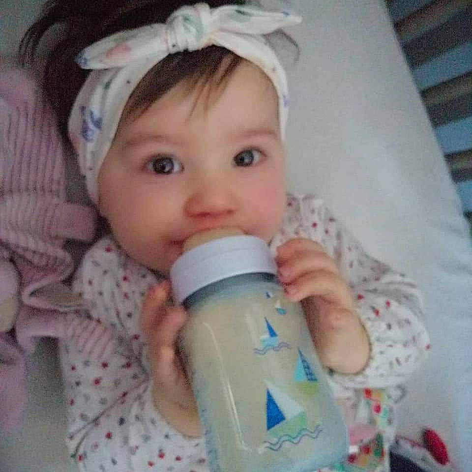 Chloé participe au concours pour gagner de l'argent avec cette photo : baby, baby_bottle, baby_toddler_clothing, bottle, cheek, clothing, drinkware, eye, eyebrow, eyelash, hand, head, iris, lip, nose, person, plastic_bottle, product, skin, tableware