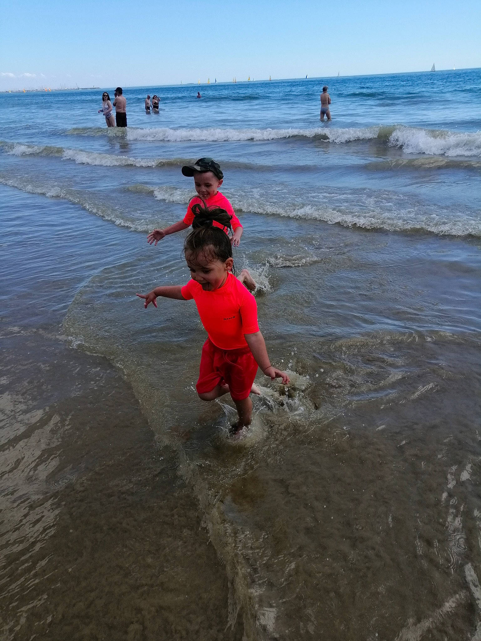 Chloé participe au concours pour gagner de l'argent avec cette photo : beach, coast, coastal_and_oceanic_landforms, fun, holiday, horizon, lake, leisure, ocean, outdoor_recreation, people_on_beach, person, recreation, sand, shore, sky, tropics, water, wave, wind