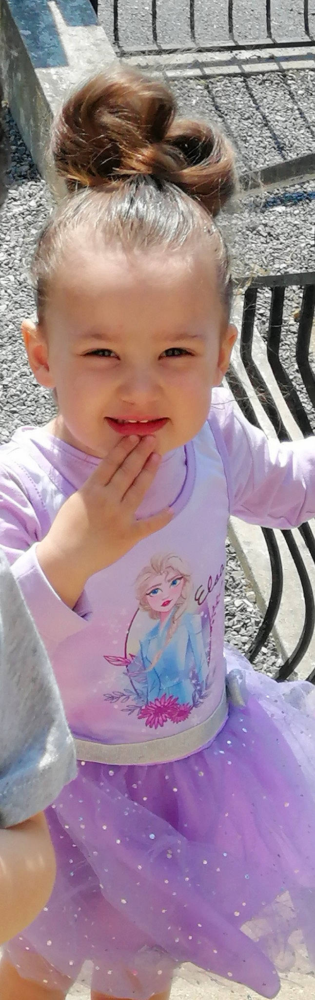 Chloé a rejoint le concours — aidez-le/la à gagner de superbes lots ! baby_toddler_clothing, cheek, clothing, dress, eyelash, face, gesture, happy, iris, lip, nose, organ, outerwear, person, photograph, product, purple, skin, sleeve, smile