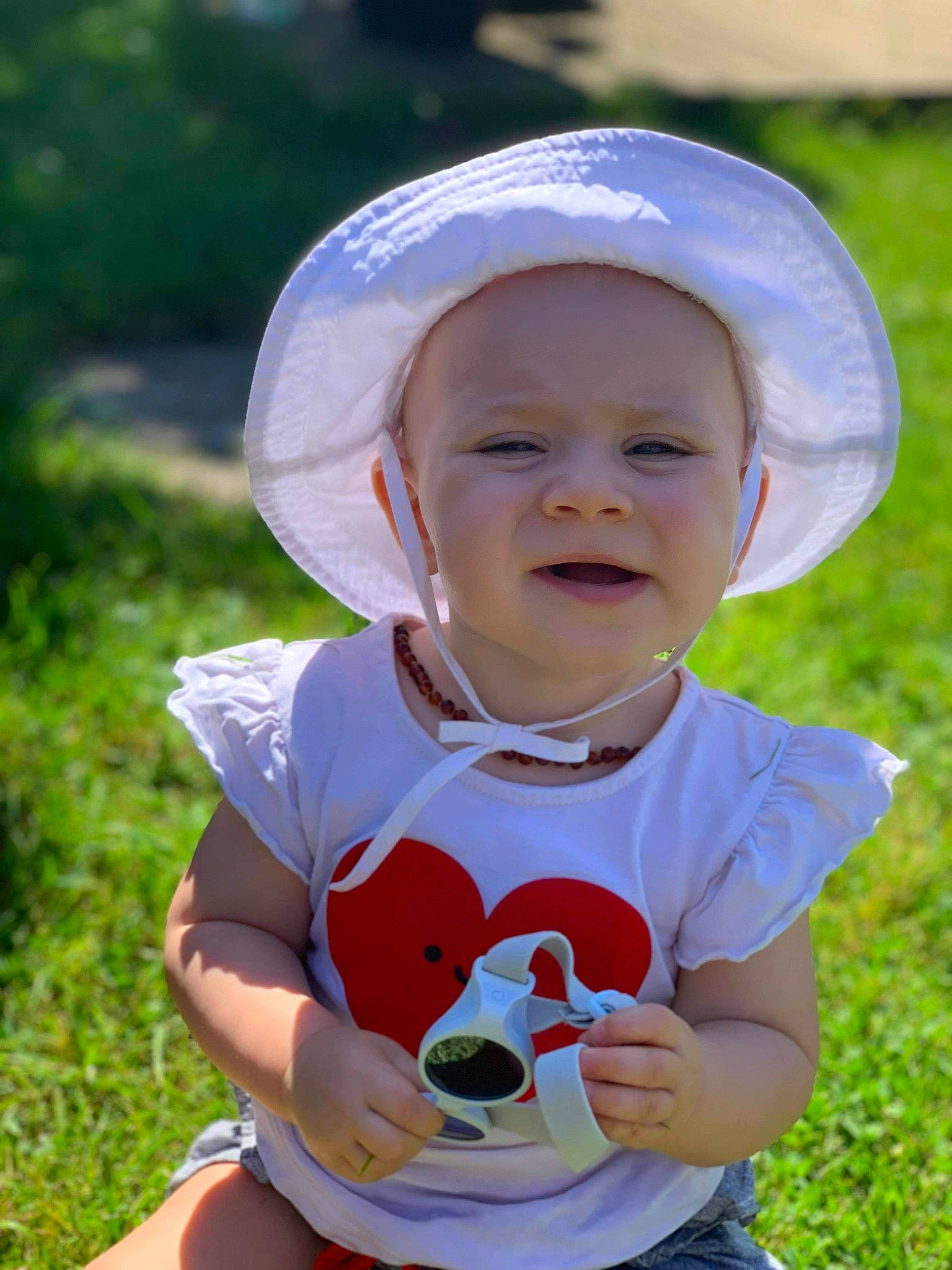 Jeanne a rejoint le concours — aidez-le/la à gagner de superbes lots ! baby, baby_toddler_clothing, cap, child, cool, eye, grass, happy, hat, headwear, leisure, lip, people_in_nature, person, pink, plant, recreation, smile, summer, sun_hat