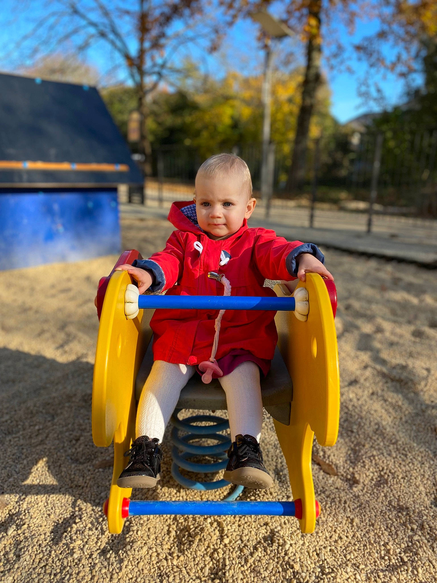 Jeanne participe au concours pour gagner de l'argent avec cette photo : baby, baby_toddler_clothing, child, chute, city, electric_blue, eye, fun, grass, happy, leisure, outdoor_play_equipment, people_in_nature, person, playground, shorts, sky, sneakers, t_shirt, toddler