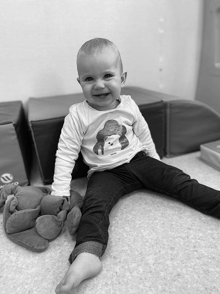 Jeanne a rejoint le concours — aidez-le/la à gagner de superbes lots ! arm, black, black_and_white, comfort, facial_expression, flash_photography, gesture, grey, hand, head, joint, joy, knee, leg, mammal, person, shoulder, sleeve, smile, standing