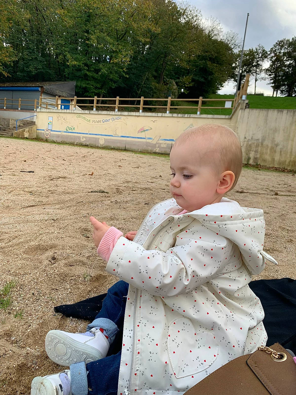 Jeanne participe au concours pour gagner de l'argent avec cette photo : baby, baby_products, baby_toddler_clothing, boot, child, fun, gesture, grass, hairstyle, happy, leg, leisure, people_in_nature, person, recreation, sitting, sky, sleeve, toddler, tree