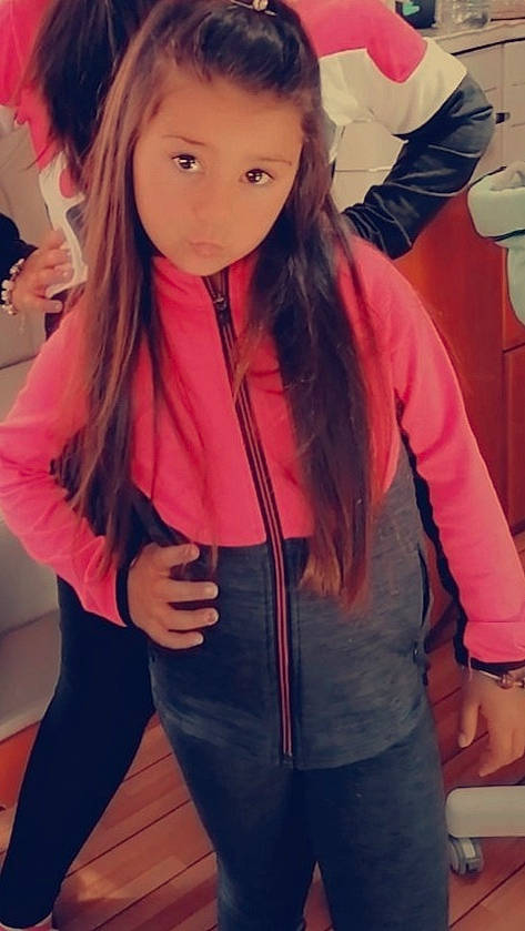 Djenaye a rejoint le concours — aidez-le/la à gagner de superbes lots ! black_hair, brown_hair, clothing, hair, hair_coloring, jacket, jeans, lip, long_hair, neck, outerwear, person, photography, pink, selfie, sleeve, sportswear, textile, top, trousers