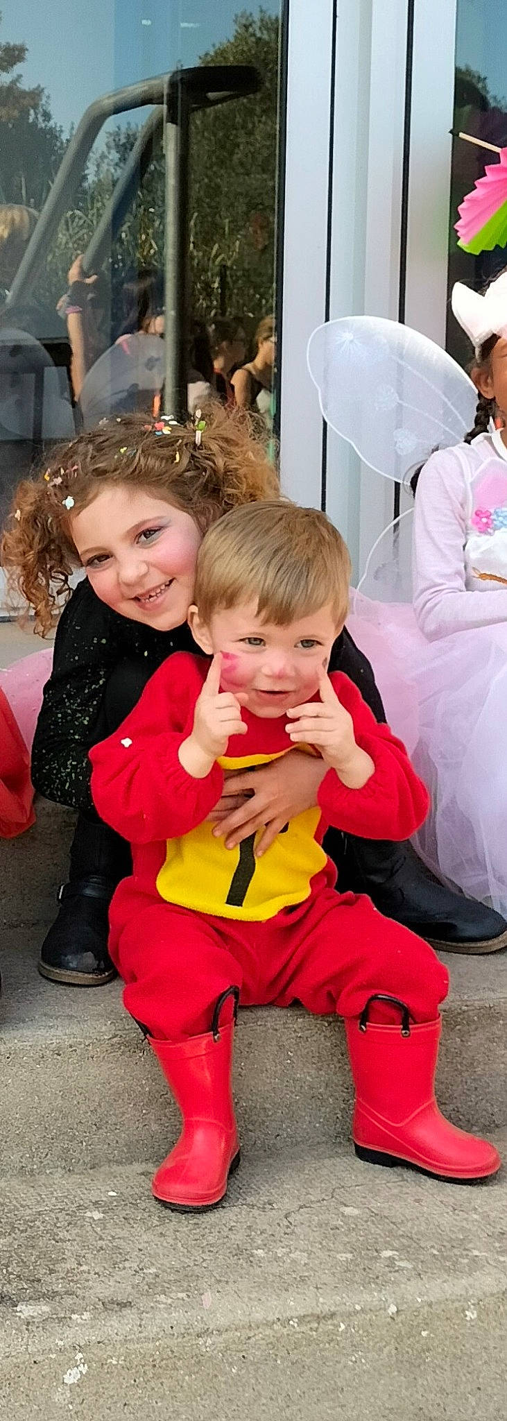 Shayna participe au concours pour gagner de l'argent avec cette photo : baby, child, costume, event, flooring, fun, hair, happy, head, joy, leisure, person, photograph, recreation, red, shoe, skin, smile, t_shirt, toddler