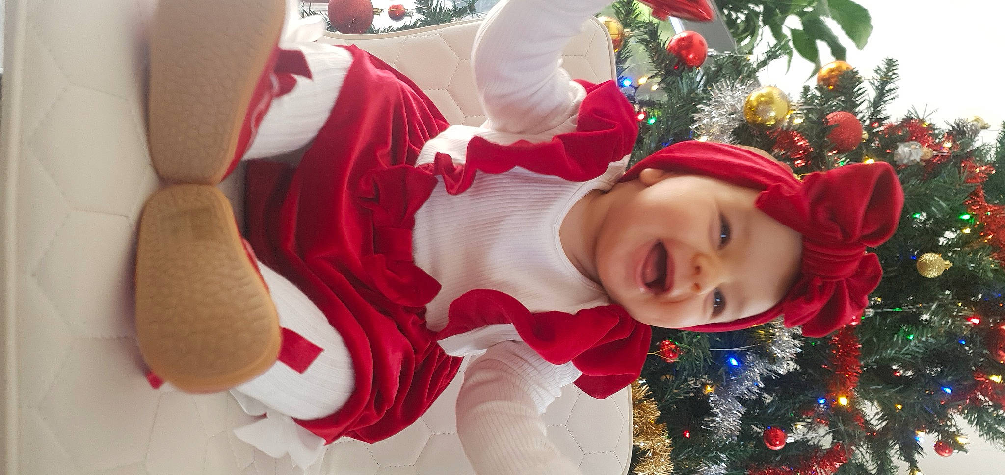 Lou a rejoint le concours — aidez-le/la à gagner de superbes lots ! child, christmas, christmas_decoration, christmas_eve, christmas_ornament, christmas_tree, event, eye, fictional_character, fun, happy, head, headwear, holiday, holiday_ornament, person, plant, red, santa_claus, smile