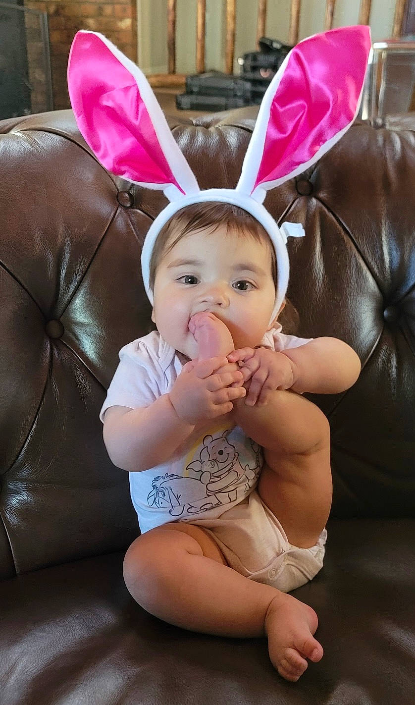 Esperanza is registered to the contest to win money with this photo: baby, beauty, blond, child, comfort, event, eye, foot, fun, happy, head, human_body, human_leg, person, pink, sitting, skin, thigh, thumb, toddler