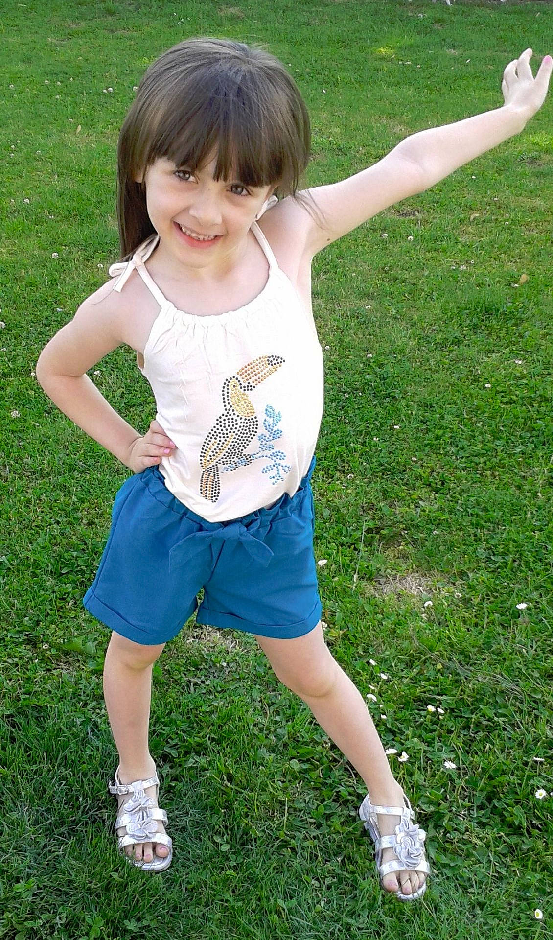 Loane participe au concours pour gagner de l'argent avec cette photo : child, fun, girl, grass, human_positions, joy, person, play, spring, toddler