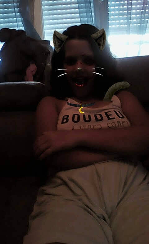 Lola participe au concours pour gagner de l'argent avec cette photo : ear, mouth, muscle, person, room, snout, under_exposed