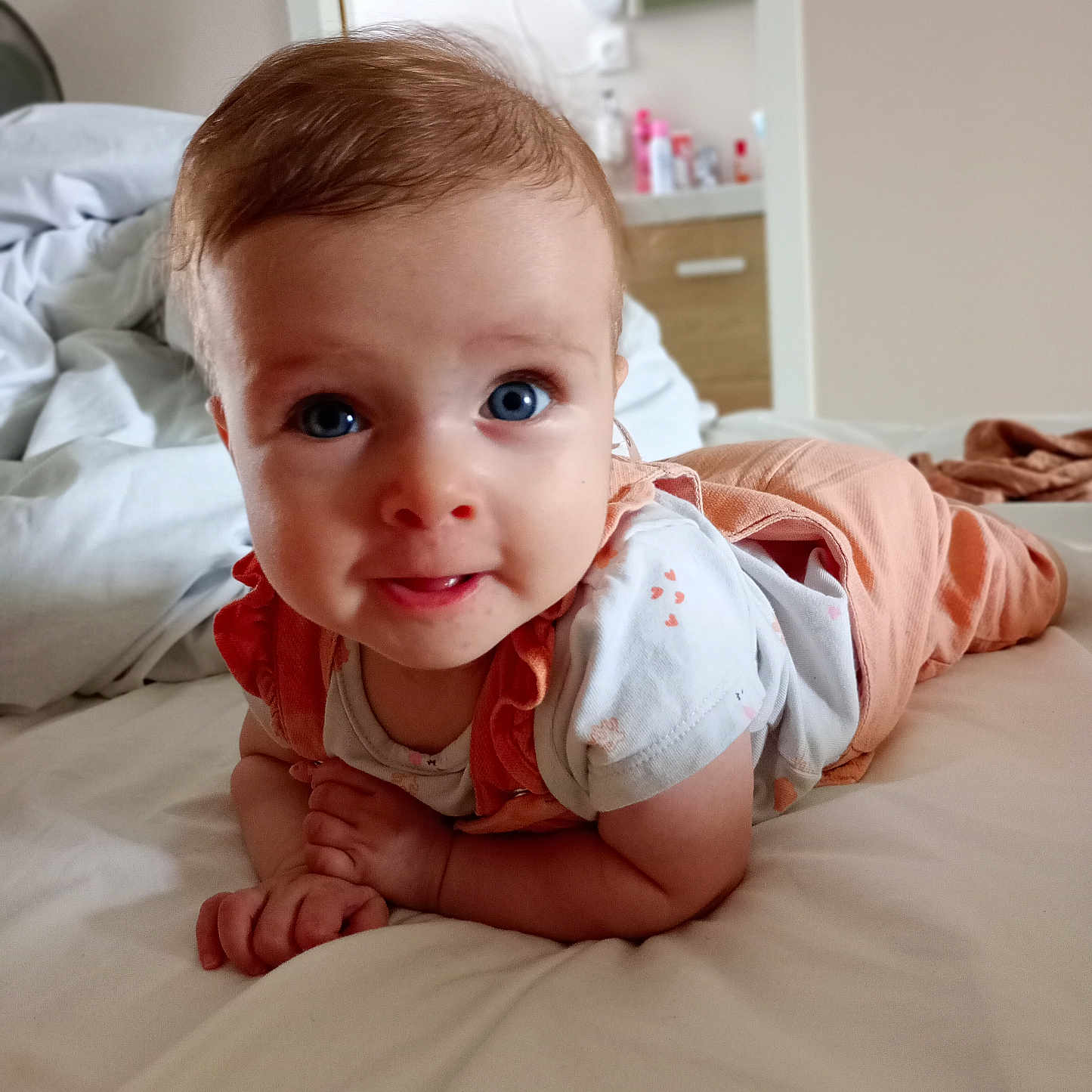 Célia participe au concours pour gagner de l'argent avec cette photo : baby, bed, blanket, blue_eyes, brown_hair, child, clothing, cute, face, furniture, indoors, infant, laying_down, person, portrait, propped_up, shirt, soft_light, toddler, white_shirt