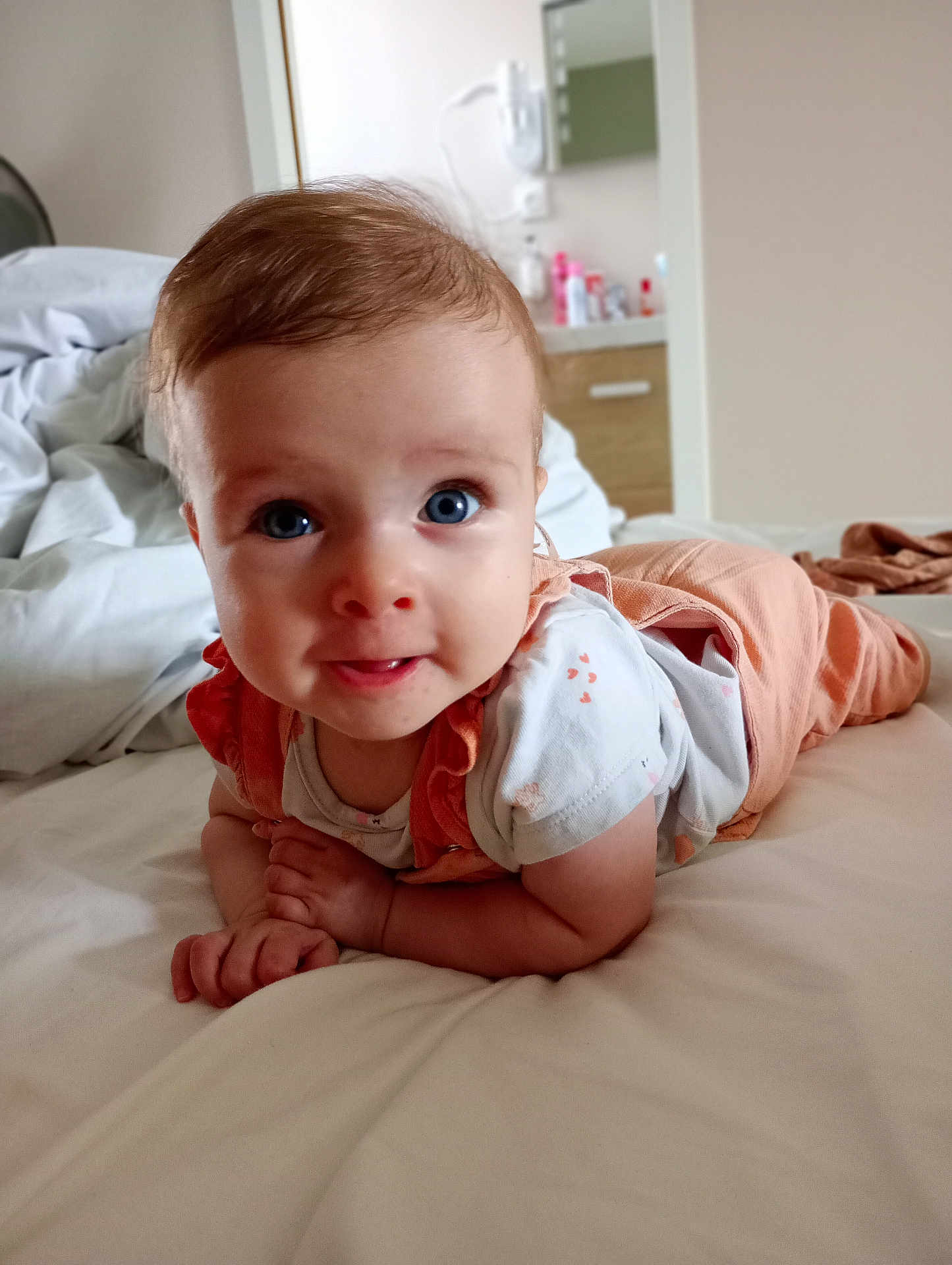 Célia participe au concours pour gagner de l'argent avec cette photo : baby, infant, child, blue_eyes, brown_hair, bed, blanket, clothing, cute, face, furniture, indoors, laying_down, person, portrait, propped_up, shirt, soft_light, toddler, white_shirt