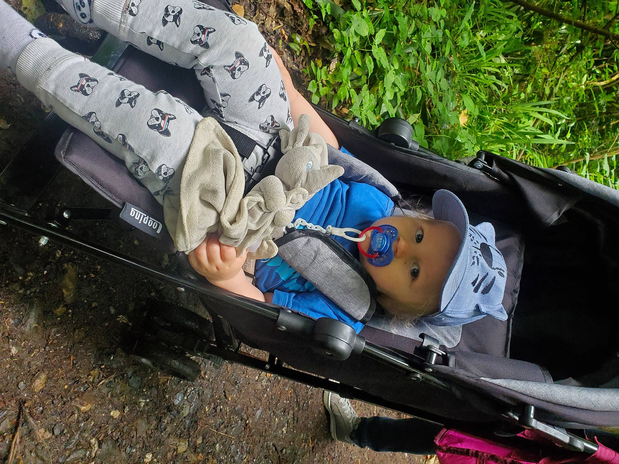 Hugo a rejoint le concours — aidez-le/la à gagner de superbes lots ! auto_part, automotive_exterior, automotive_tire, baby_carriage, baby_products, camouflage, grass, headwear, leisure, military_camouflage, military_organization, military_person, military_uniform, motor_vehicle, person, personal_protective_equipment, plant, recreation, soldier, toddler