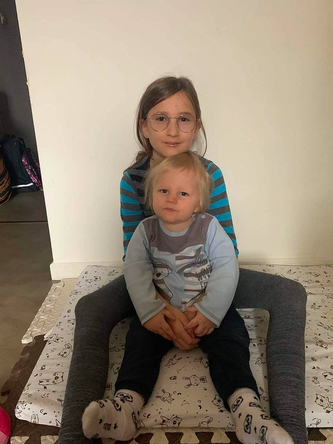 Hugo a rejoint le concours — aidez-le/la à gagner de superbes lots ! baby, baby_toddler_clothing, child, comfort, floor, flooring, fun, hair, happy, human_leg, joint, joy, knee, person, sitting, sleeve, sock, standing, t_shirt, thigh