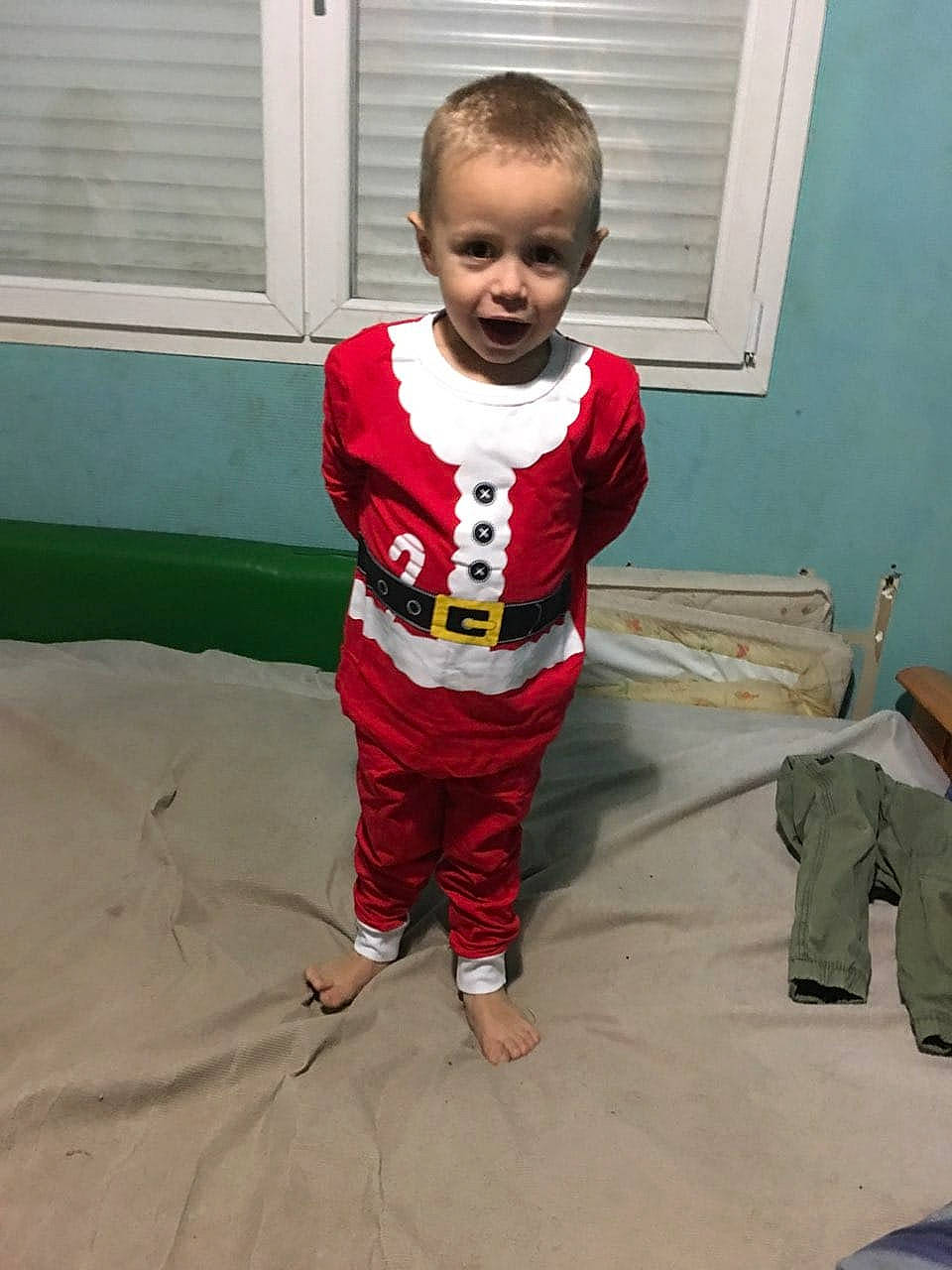 Terry participe au concours pour gagner de l'argent avec cette photo : child, costume, fictional_character, fun, person, play, smile, standing, toddler