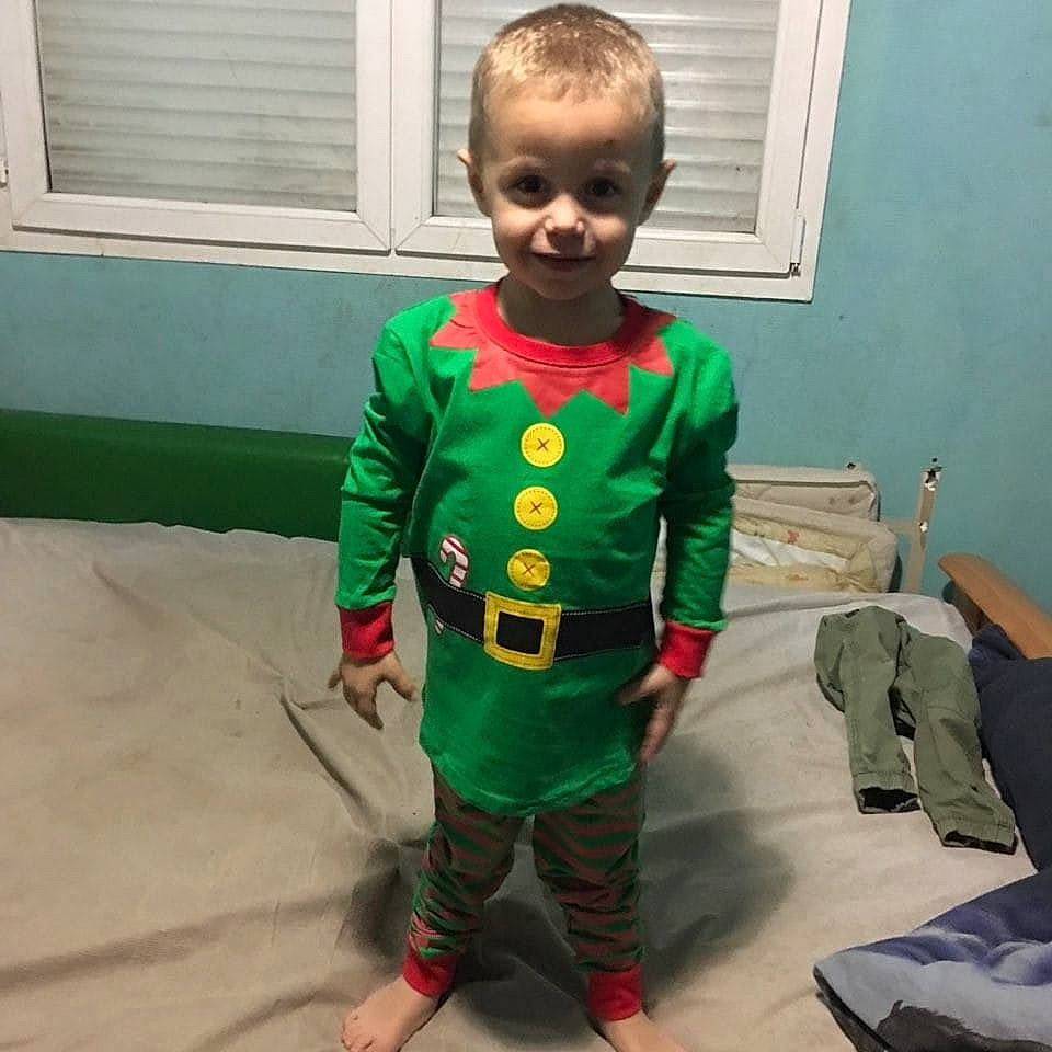 Terry participe au concours pour gagner de l'argent avec cette photo : child, costume, fictional_character, green, person, superhero, toddler