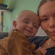 Dario a rejoint le concours — aidez-le/la à gagner de superbes lots ! baby, child, woman, selfie, smile, face, head, brown_clothing, cuddle, indoor, casual, portrait, happy, green_wall, heart_emoji, person, young, cozy, family, love