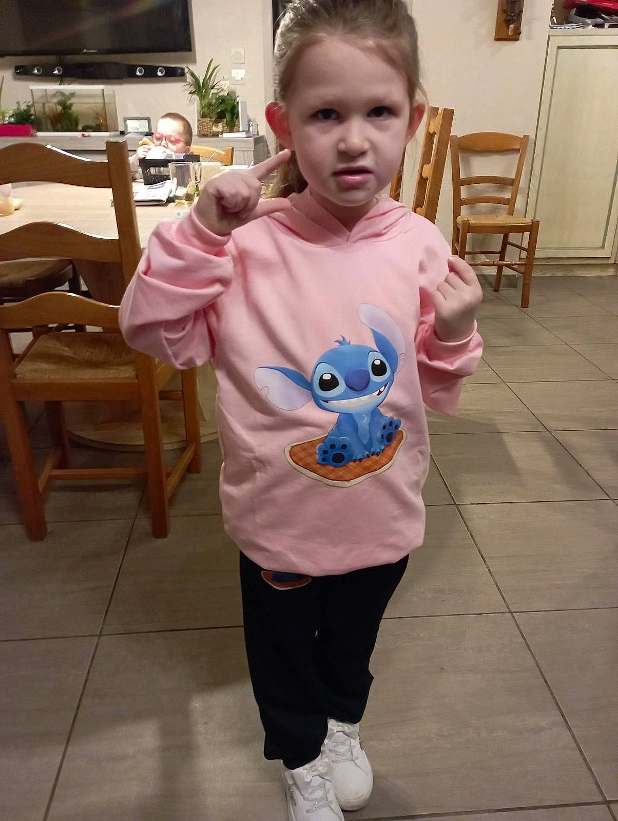 Ashley a rejoint le concours — aidez-le/la à gagner de superbes lots ! baby, baby_toddler_clothing, chair, child, costume, flooring, fun, happy, houseplant, pajamas, pattern, person, room, sleeve, smile, t_shirt, table, toddler, top, wood