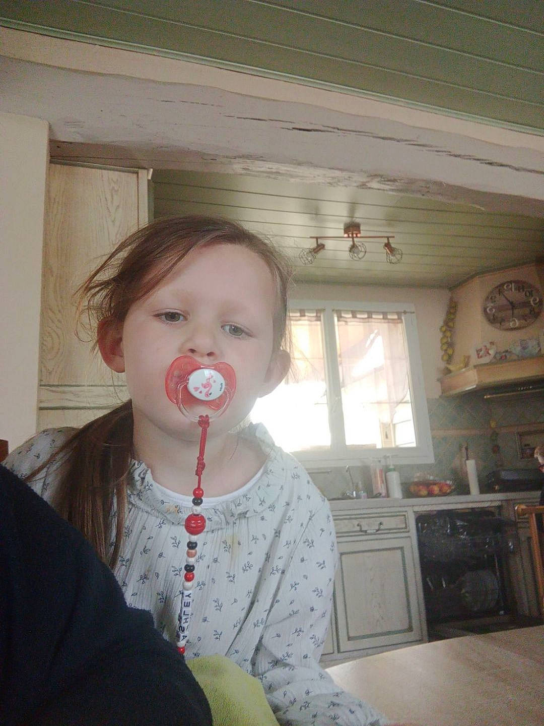 Ashley participe au concours pour gagner de l'argent avec cette photo : cabinetry, cheek, chin, ear, eyelash, facial_expression, fun, hairstyle, happy, human_body, iris, jaw, lip, mouth, neck, nose, person, shoulder, skin, sleeve