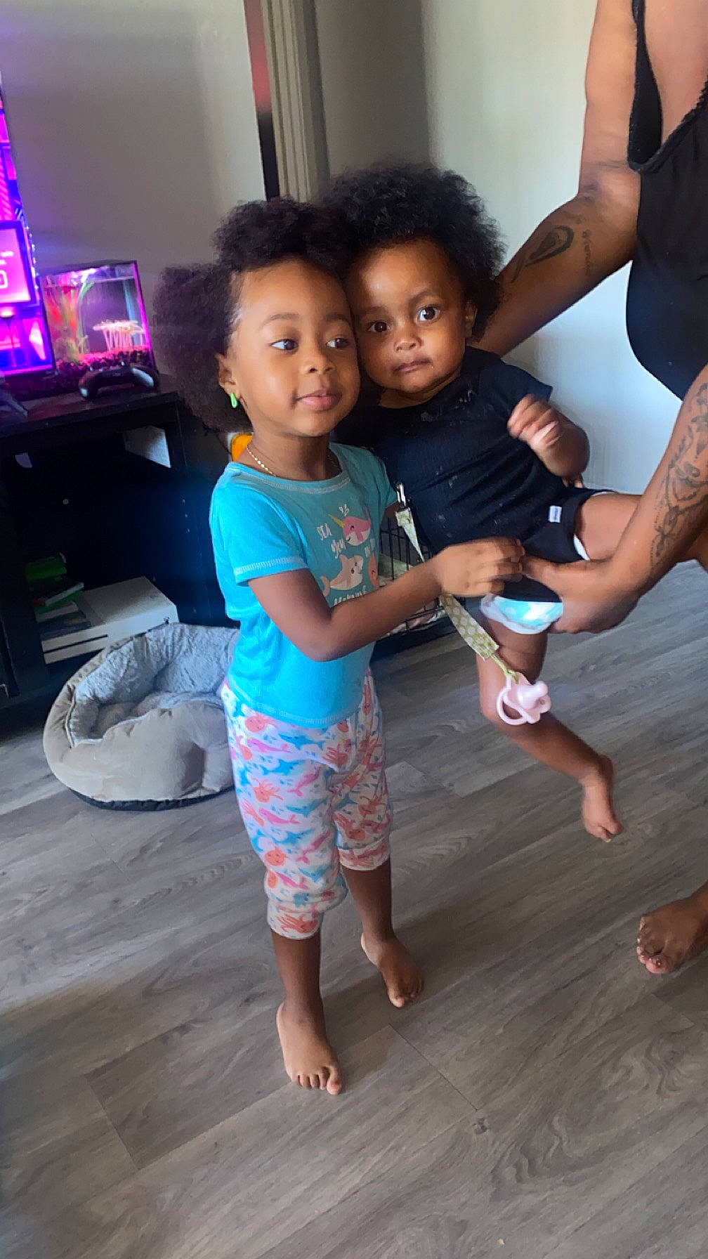 Kehlani is registered to the contest to win money with this photo: barefoot, child, event, floor, flooring, foot, fun, gesture, happy, human_leg, joint, leisure, person, sandal, shoulder, smile, standing, television, thigh, toddler